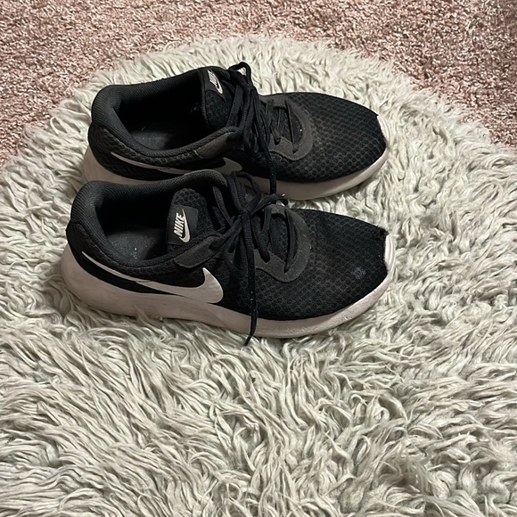 Women’s Black Nike Tajun Run Sneakers👟 - Picture 3 of 8
